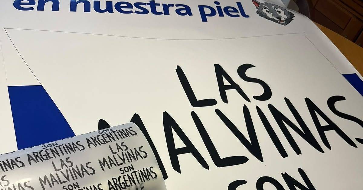 Hinchas de Gimnasia estampan "Las Malvinas son Argentinas" gratis en el Bosque en la…