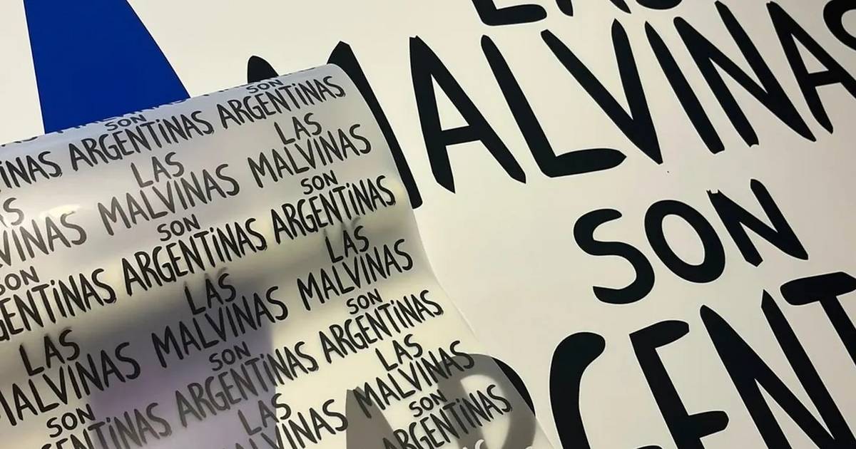Hinchas de Estudiantes estampan Las Malvinas son Argentinas en UNO en la previa del…