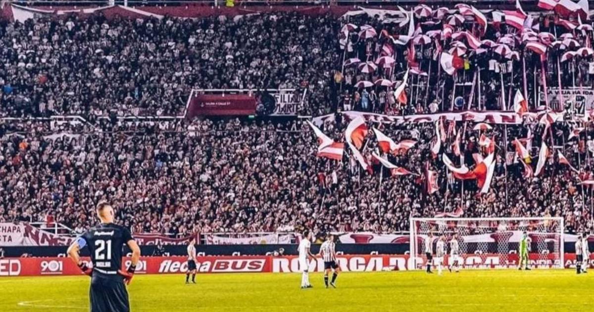 El actual plantel y los ídolos saludaron a Estudiantes en las redes