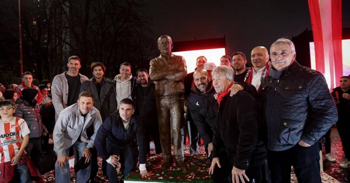 Se develó la estatua de Alejandro Sabella