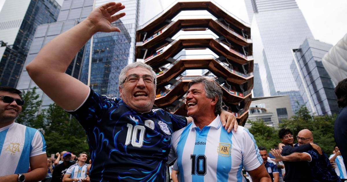 Locura en Manhattan: la marea de argentinos que copó un histórico bar de Nueva York para…