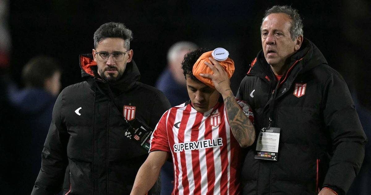 VIDEO. El golpe en la cabeza de Tiago Palacios que lo sacó de la cancha