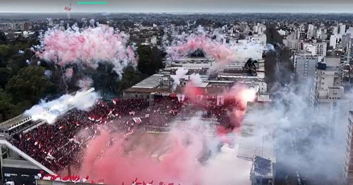Fotos y video | Impresionante recibimiento en el clásico platense