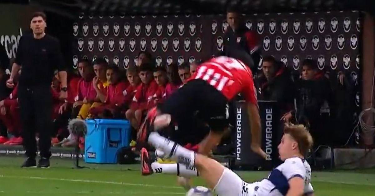 VIDEO. VAR y roja: la expulsión de Steimbach que dejó al Lobo con uno menos