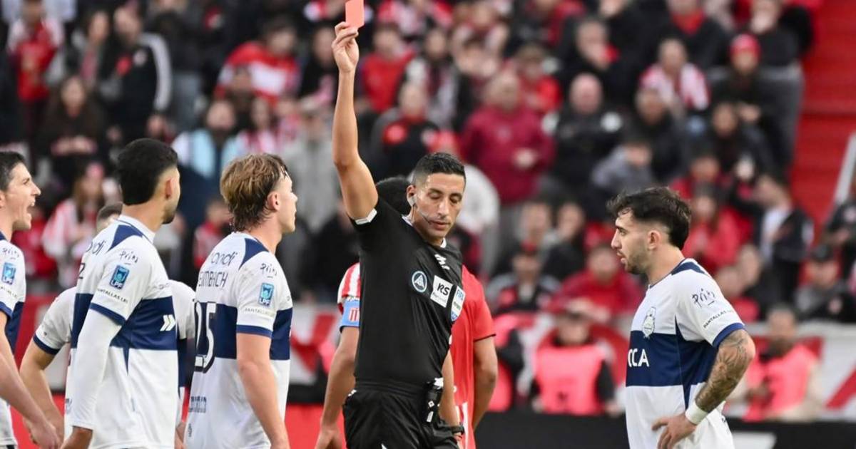Dos expulsiones en el Lobo y la actuación del VAR en un clásico caliente
