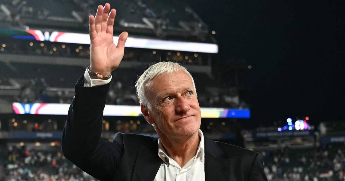 El entrenador francés Deschamps regresó de urgencia al país por la muerte de su madre