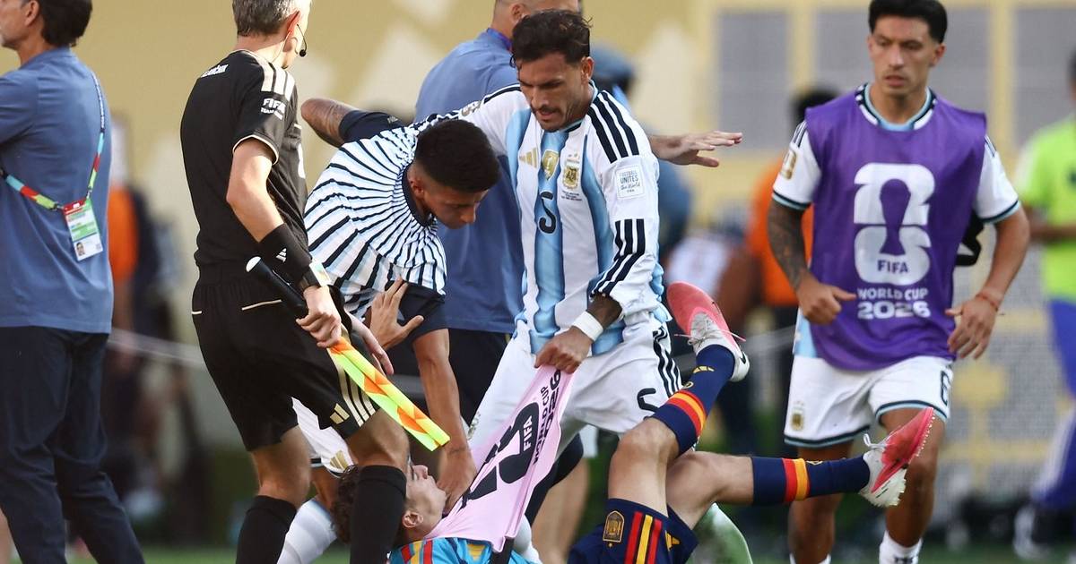 Durísima sanción a Paredes por la pelea en la final del Mundial y multa por la bandera…