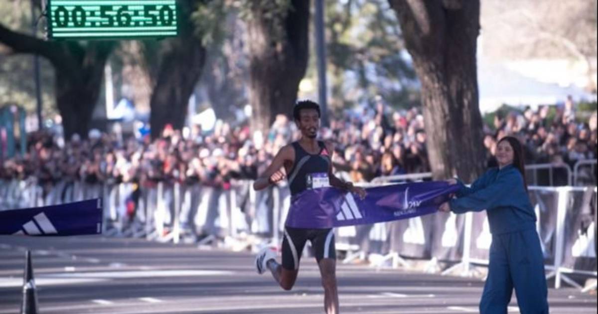 El etíope Yomif Kejelcha ganó la Media Maratón de Buenos Aires y estableció un nuevo…