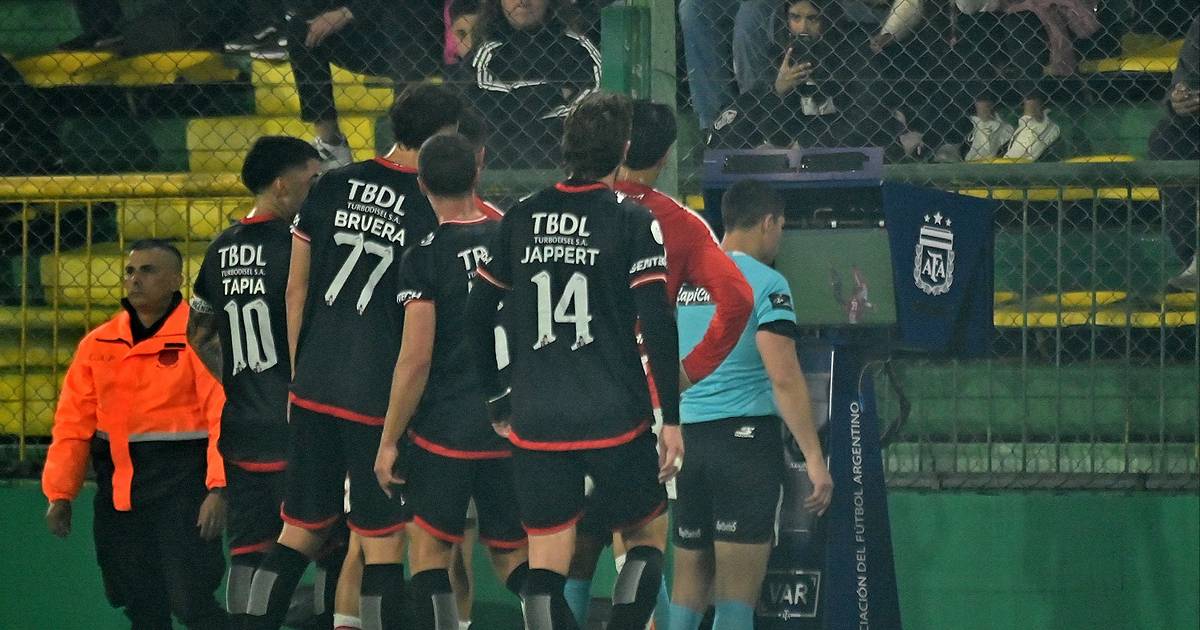 VIDEO. Estudiantes vs Barracas Central: el polémico llamado del VAR