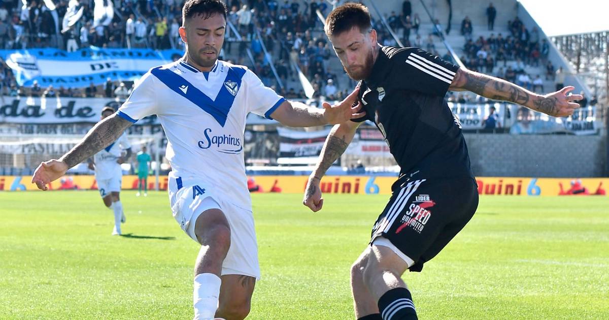 Riestra y Vélez empataron en una noche con escándalo