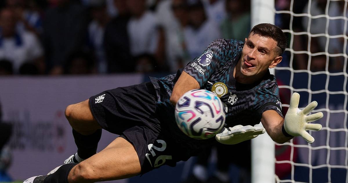 Dibu Martínez fue presentado como refuerzo del Chelsea y horas después debutó como titular