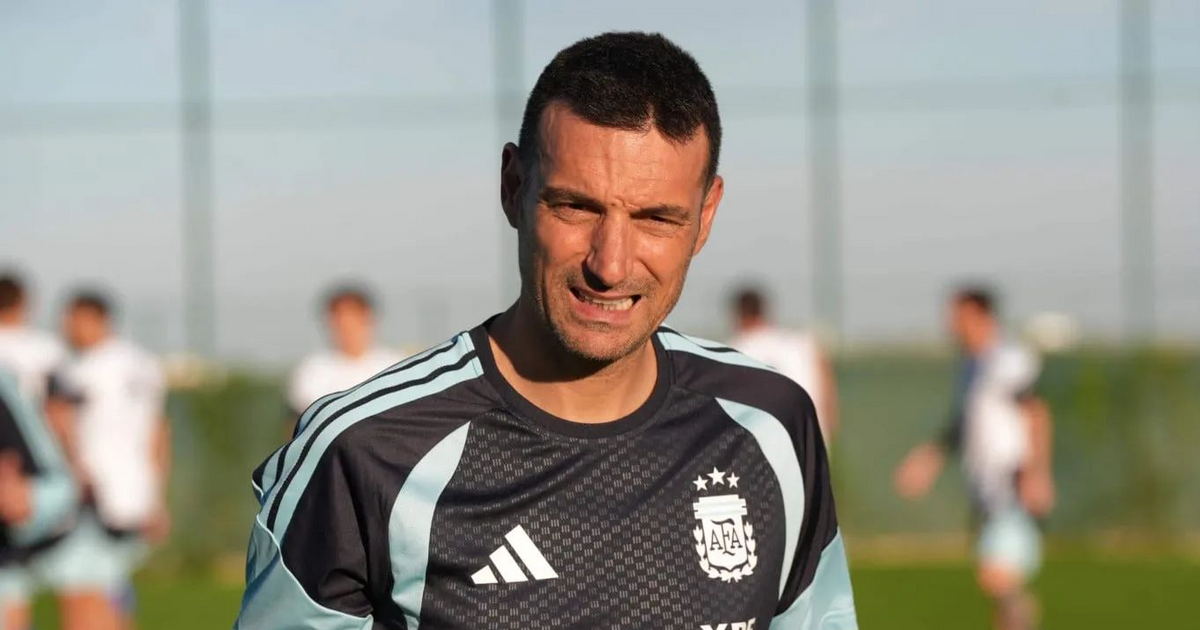 Las dudas de Scaloni para el debut contra Argelia: ¿línea de cuatro o cinco al fondo?