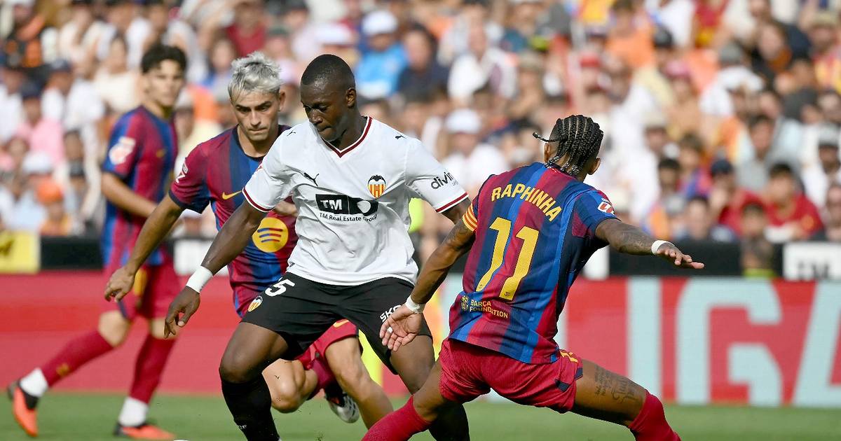 Barcelona goleó al Valencia y es único líder en el fútbol español