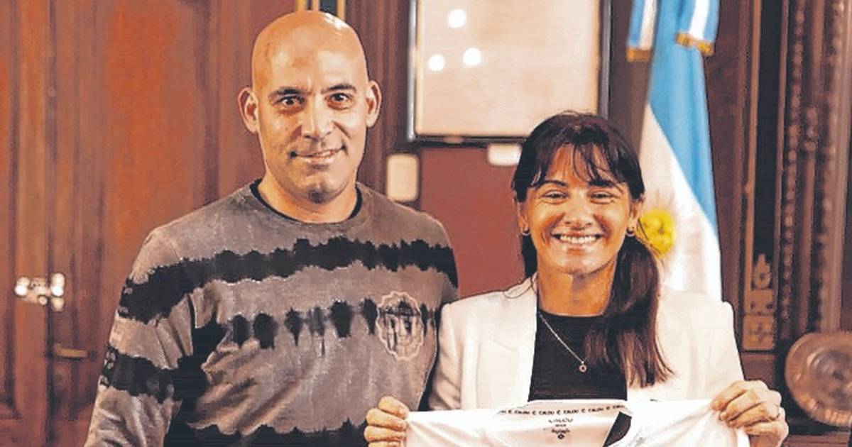 La UNLP distinguió a la Leona platense, Vicky Granatto