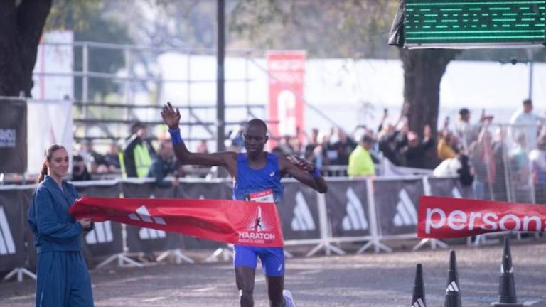 Un keniata ganó la Maratón de Buenos Aires con un tiempo de 2:08:23