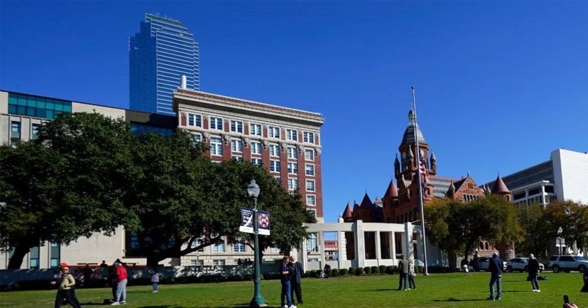 EL DIA EN DALLAS | Así es por dentro el museo que recuerda las últimas horas de John F.…