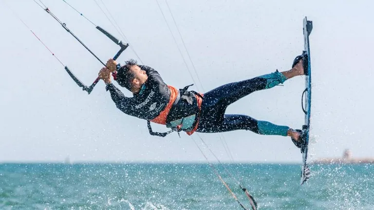 Kitesurf: un deporte entre las olas y el viento