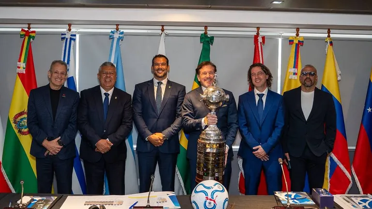 Verón y Chiqui Tapia, frente a frente en Conmebol: la foto que marcó la distancia entre…