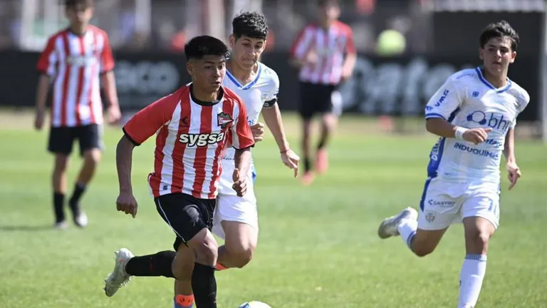 Los pibes albirrojos van por Deportivo Riestra