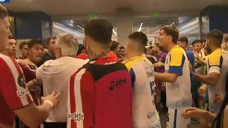 VIDEO | El escándalo del final con empujones, piñas y corridas