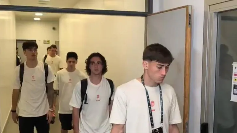 El plantel de Estudiantes se retiró sin declarar luego del escándalo