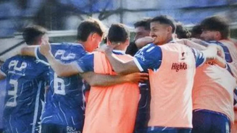 San Carlos pegó primero y festejó en Merlo