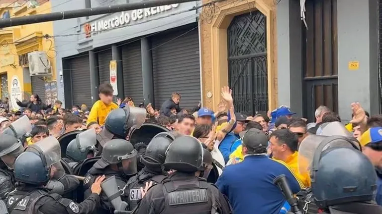 VIDEO.- "Chiqui Tapia botón", el grito en común de hinchas de Boca y Racing por incidentes