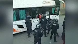 A los hinchas de Estudiantes les hicieron la vida imposible: videos de los sufrimientos