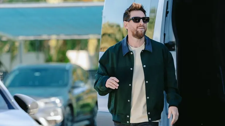 Messi ingresó al predio de la AFA por última vez en su carrera y fue recibido por el…