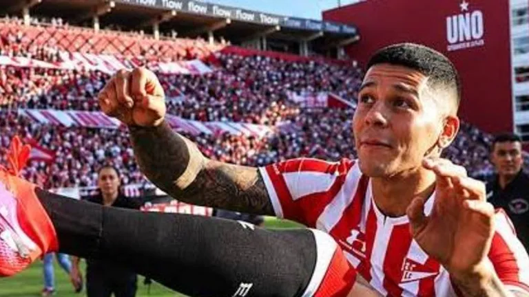 Rojo: firma, revisión ¿y presencia en UNO?