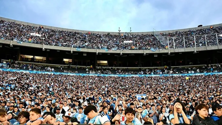 VIDEOS | Insultos para Chiqui Tapia en el Monumental en la previa de la despedida de Messi