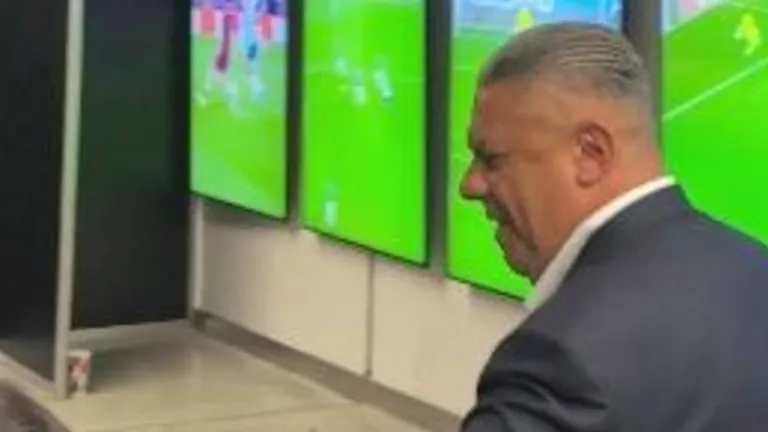 VIDEO | Tras una noche en la que resonó el "Chiqui Tapia botón", así se retiró el…