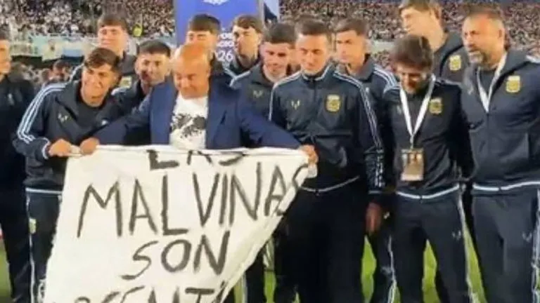 Un diario inglés criticó la bandera de Malvinas que apareció en la despedida