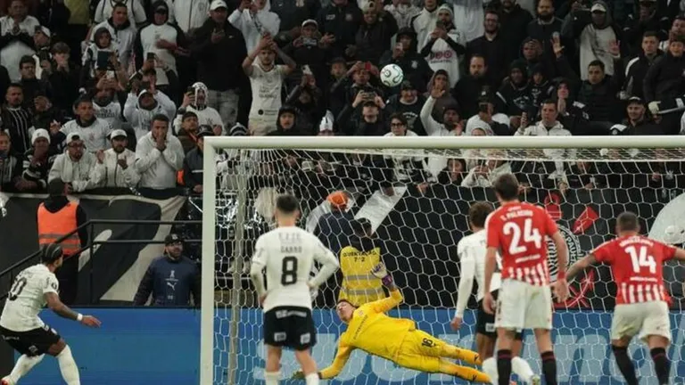 “Lo va a atajar”: el increíble diálogo de Medina con Carrillo antes del penal de Depay…