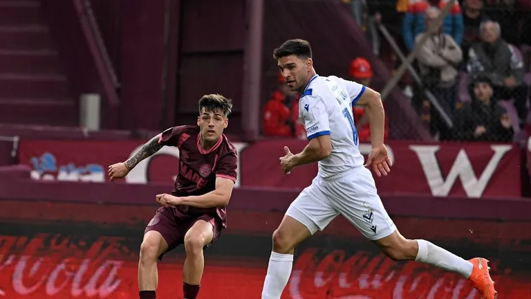 Lanús, con polémica, derrotó a Vélez y trepa