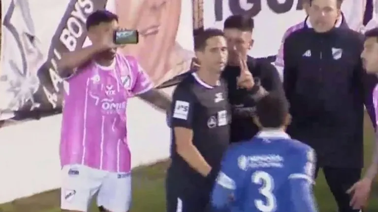 VIDEO | Escandaloso arbitraje en el ascenso: usó al "celuVAR", anuló un penal y estalló…