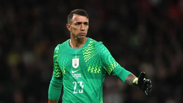Muslera le dijo que no a Forlán y descartó volver a la Selección de Uruguay