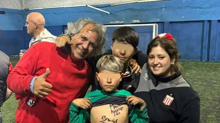 "No tenía camiseta y nos pidió que le firmemos en la piel": la emocionante historia de…