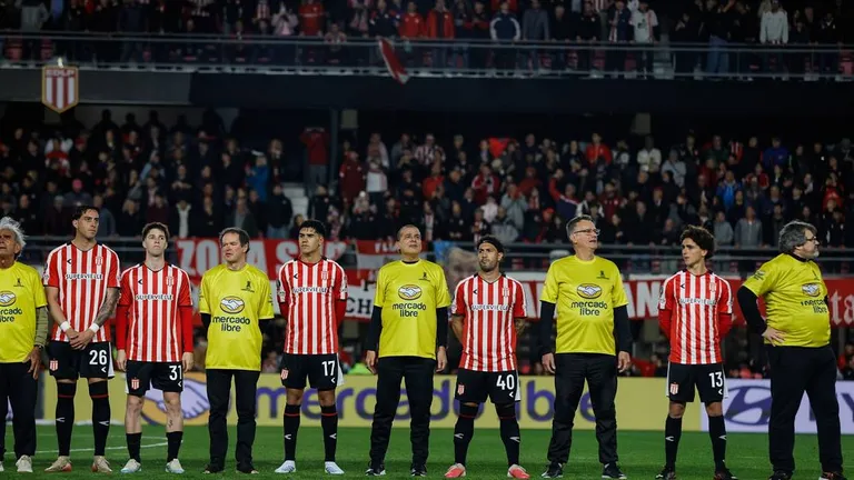 El sueño del pibe: 22 hinchas mayores ingresaron a la cancha con los jugadores de…