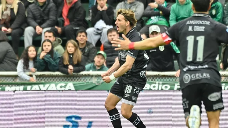 Argentinos le ganó a Banfield y alcanzó a Boca en la cima de la Tabla Anual
