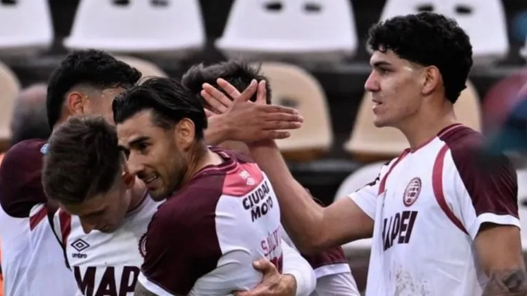 Lanús derrotó a Platense en Vicente López y desplazó a River en la Tabla Anual
