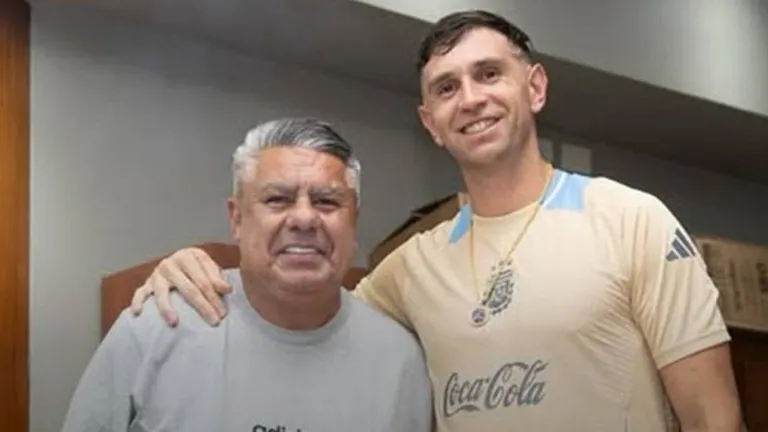 El mensaje del “Chiqui” Tapia al “Dibu” Martínez: “No tengo dudas, vas a volver más…