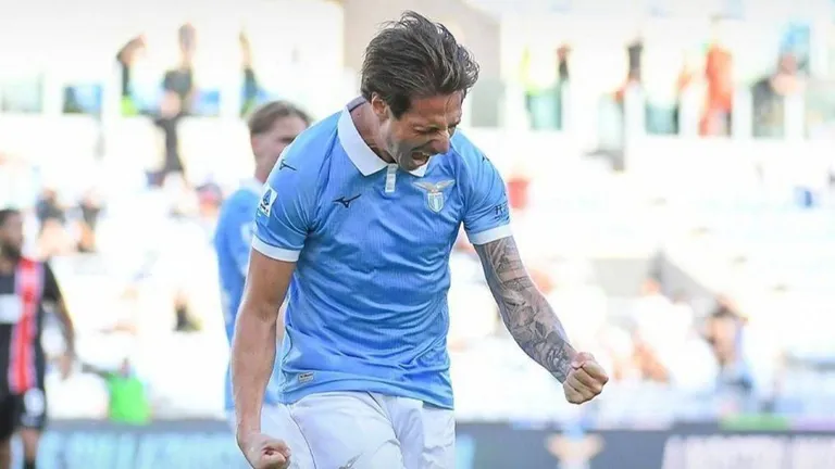 Lazio goleó 3-0 a Juventus en Turín y es líder de la Serie A junto al Inter