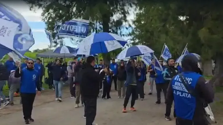Reclamo de UTEDYC en las puertas de Estancia Chica
