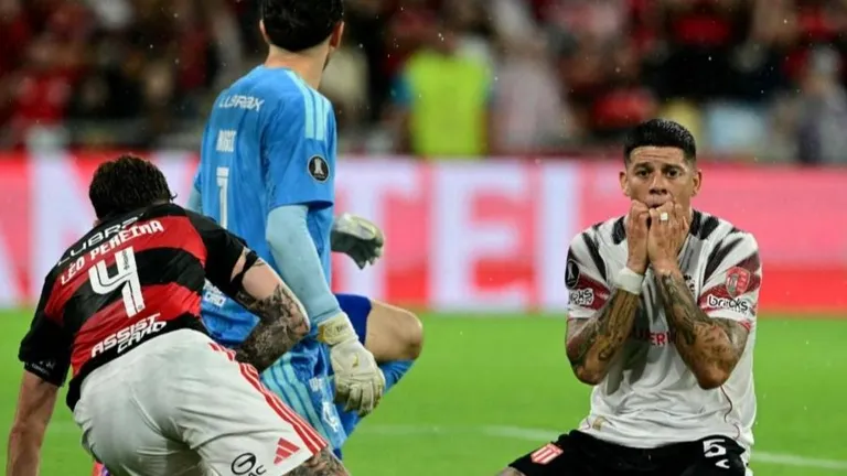 VIDEO | ¿Cómo no entró? La doble chance de Marcos Rojo para abrir el partido