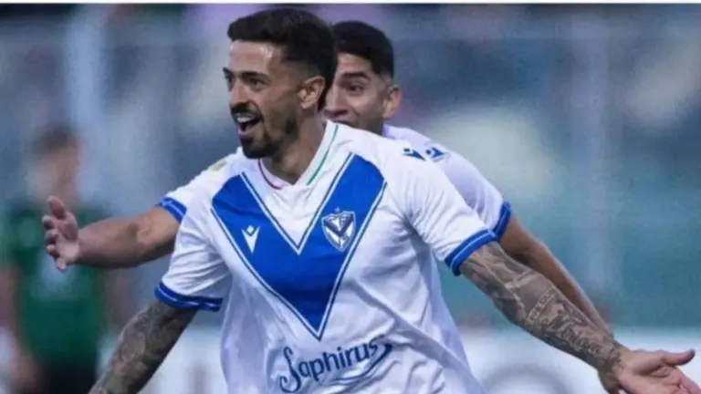 Vélez goleó en Santiago y sigue en la pelea Anual