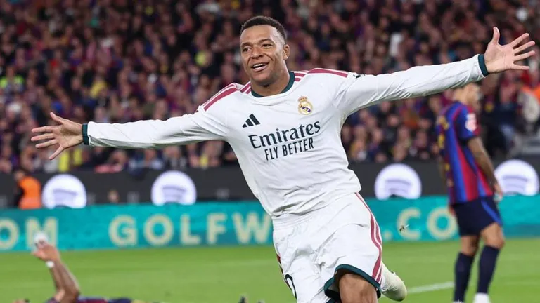 Gracias a Mbappé, Real dejó sin invicto a Barça
