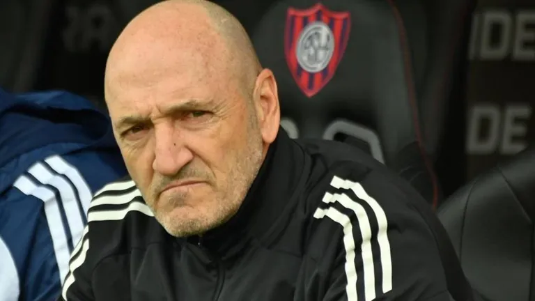 Riestra, con riesgo de descenso y sin entrenador