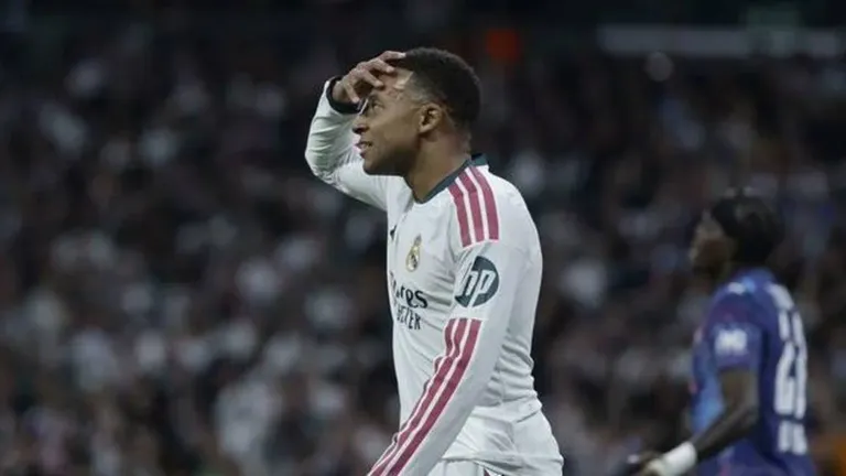 China bajó contratos y Mbappé debió disculparse