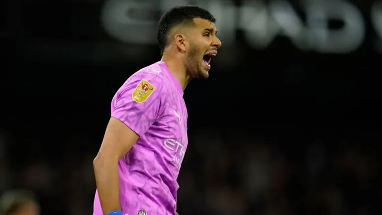 Rulli se vistió de héroe para darle el pase por penales al Manchester City